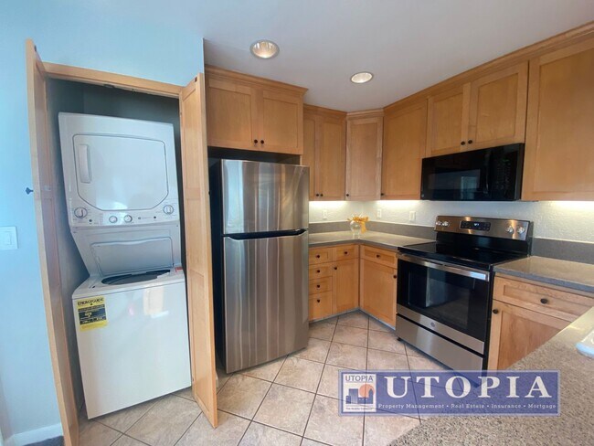 Building Photo - Ocean Views: 2Bd/2Ba + Office - Sunny, Top Floor Condo, Deck, Pool & Hot Tub