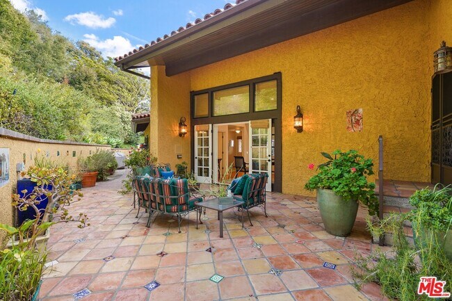 Building Photo - 4244 Avenida De La Encinal