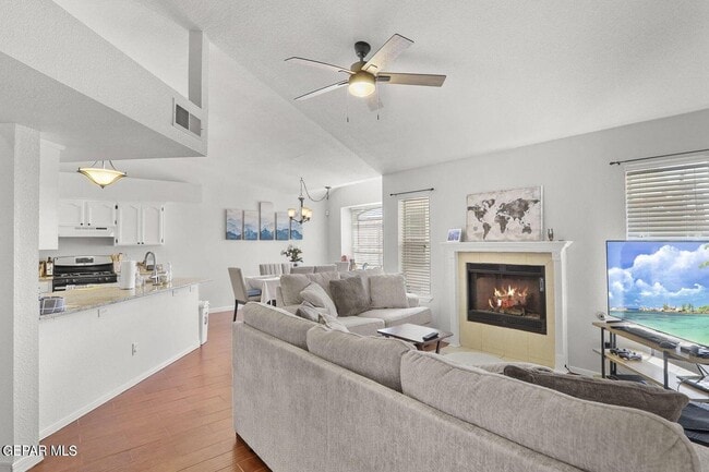Building Photo - 10912 Loma De Luz Pl