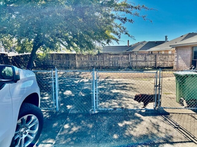 Building Photo - 3/2 - Corner Lot - Brick, Fenced
