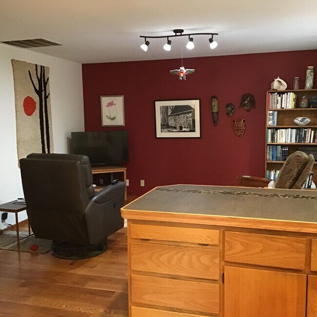 Building Photo - SEASONAL FURNISHED SHORT TERM RENTAL Offer...