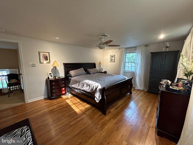 Building Photo - 5 Cedar Woods Dr