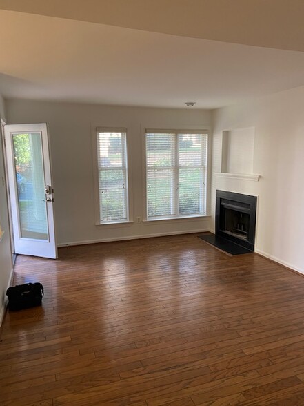 Living room - 1051 Wirewood Dr