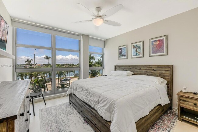 Building Photo - 5055 Collins Ave