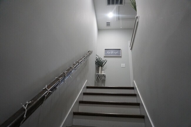 Building Photo - 509 Rosedale Ave E