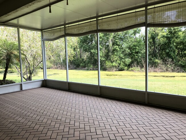 Building Photo - Beautiful Home with Water View in Eastwood!