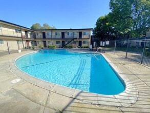 Building Photo - Oak Plaza Apartments