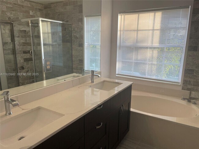 Building Photo - 10739 Oak Bend Way