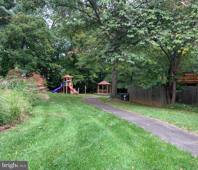 Building Photo - 6634 Westbury Oaks Ct
