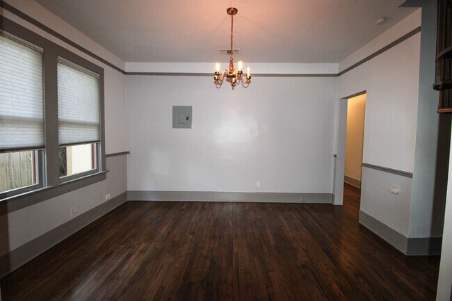 Building Photo - 436 W Rosewood Ave