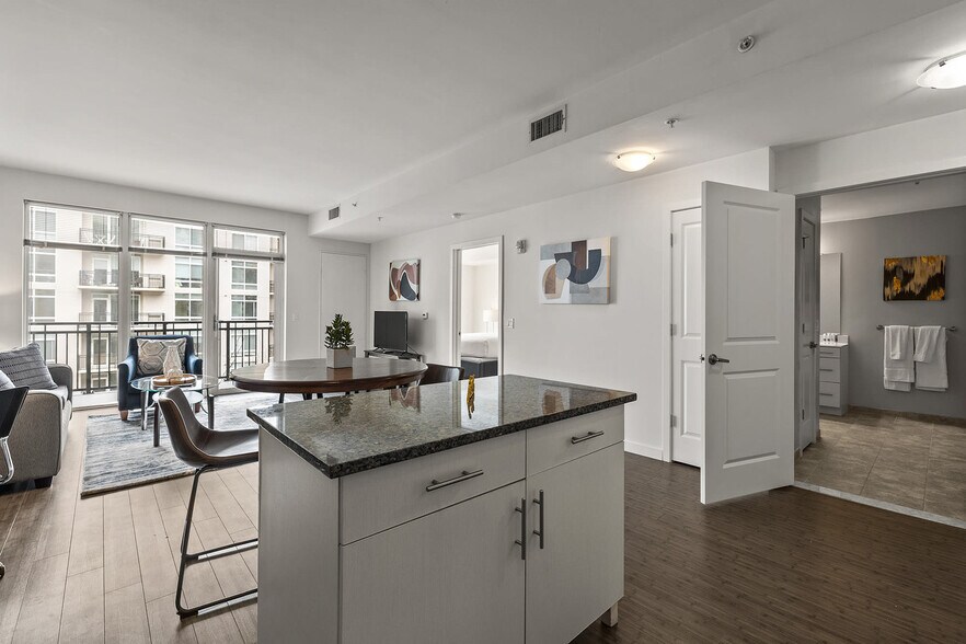 Building Photo - 301 Cmns Pk S