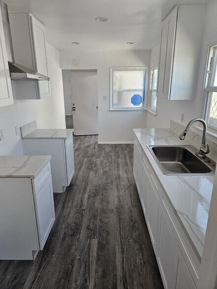 Building Photo - 6810 S Van Ness Ave