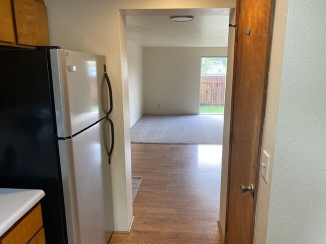 Building Photo - East Medford - 3 bed 1.5 bathroom 2 story duplex