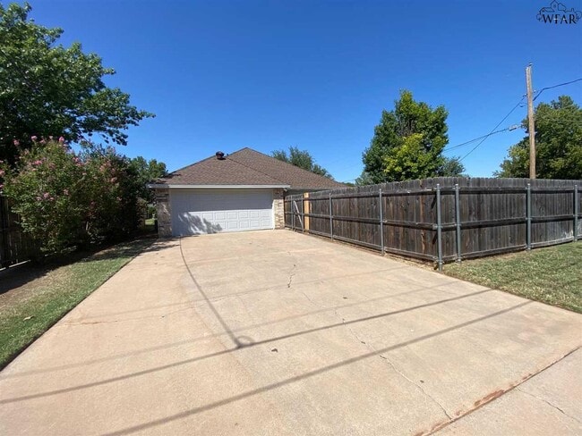 Building Photo - 3803 Stonegate Dr