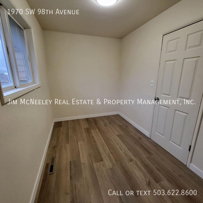 Building Photo - Remodeled 2-Bedroom Duplex with Bonus Room...