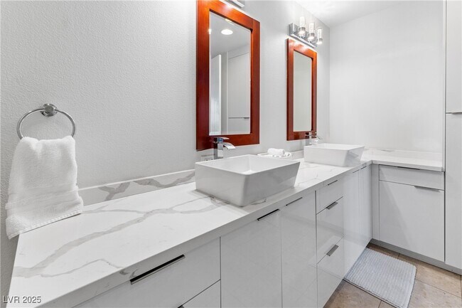 Building Photo - 4525 Dean Martin Dr