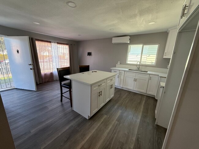 Building Photo - 3428 S Budlong Ave