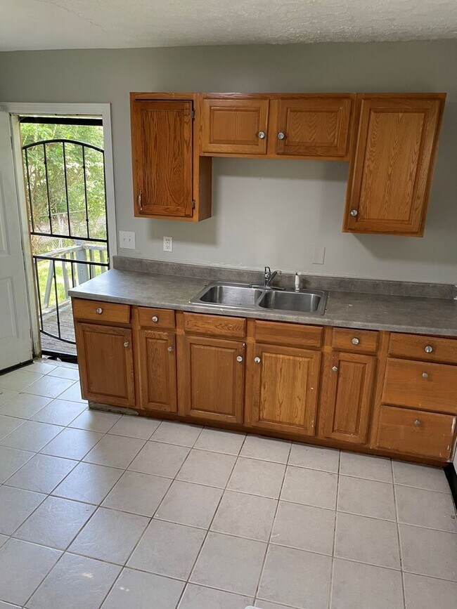 Building Photo - 592 E 3rd Ave