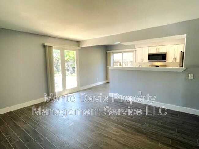 Building Photo - 2504 Manor Cir