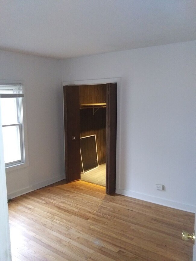 Building Photo - Spacious 2 Bedroom Home w/ 2.5 car garage - Westmont