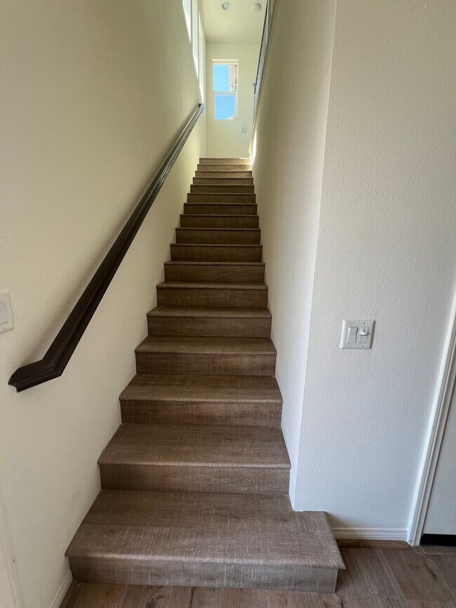 Building Photo - 3 bed, 2 1/2 bath home in Los Agaves Community!