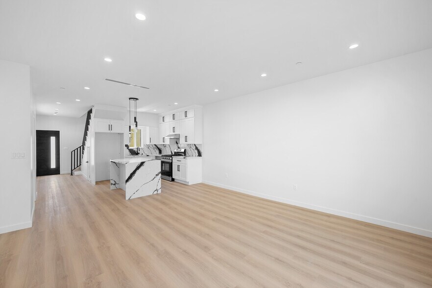 Building Photo - 8460 Glencrest Dr