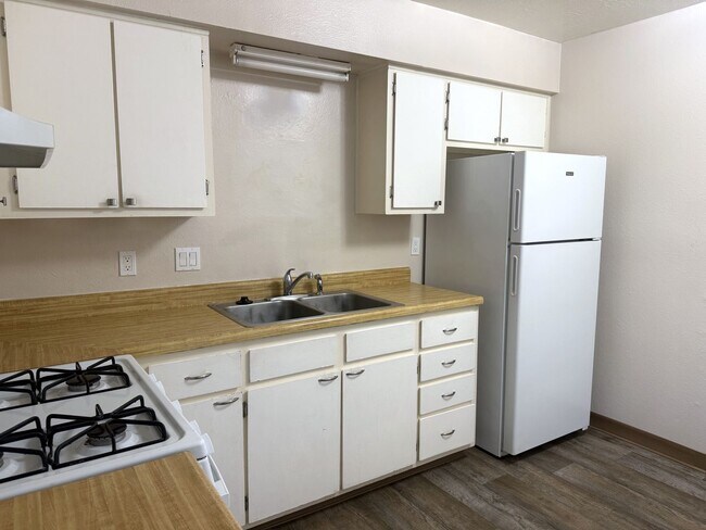 Building Photo - 940 Chelwood Park Blvd NE