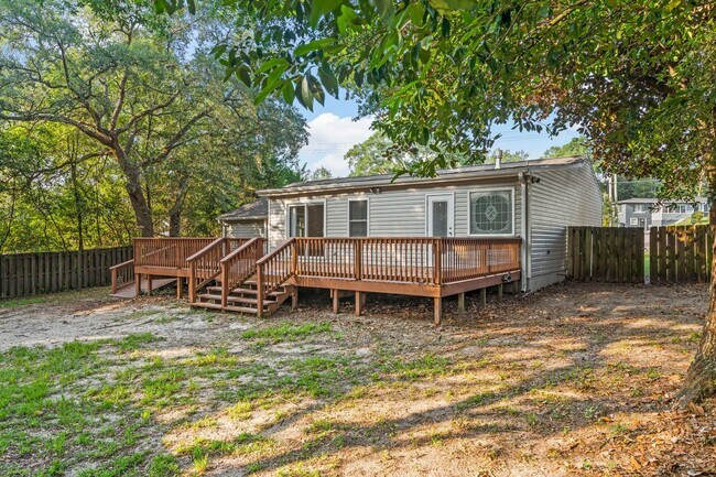 Building Photo - Pet Friendly!  Ideal location to Eglin AFB!!