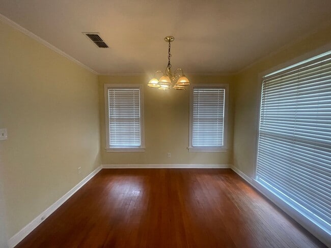Building Photo - Spacious Inside & Out!