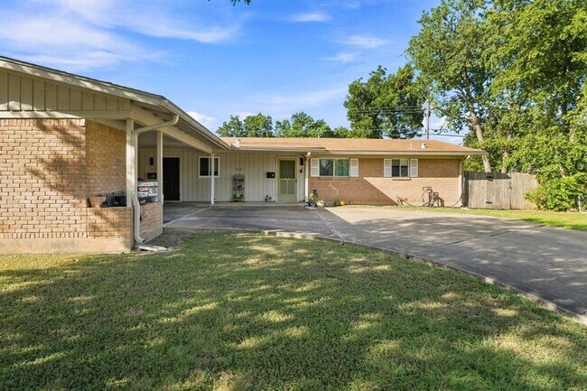 Building Photo - 2201 Lanier Dr