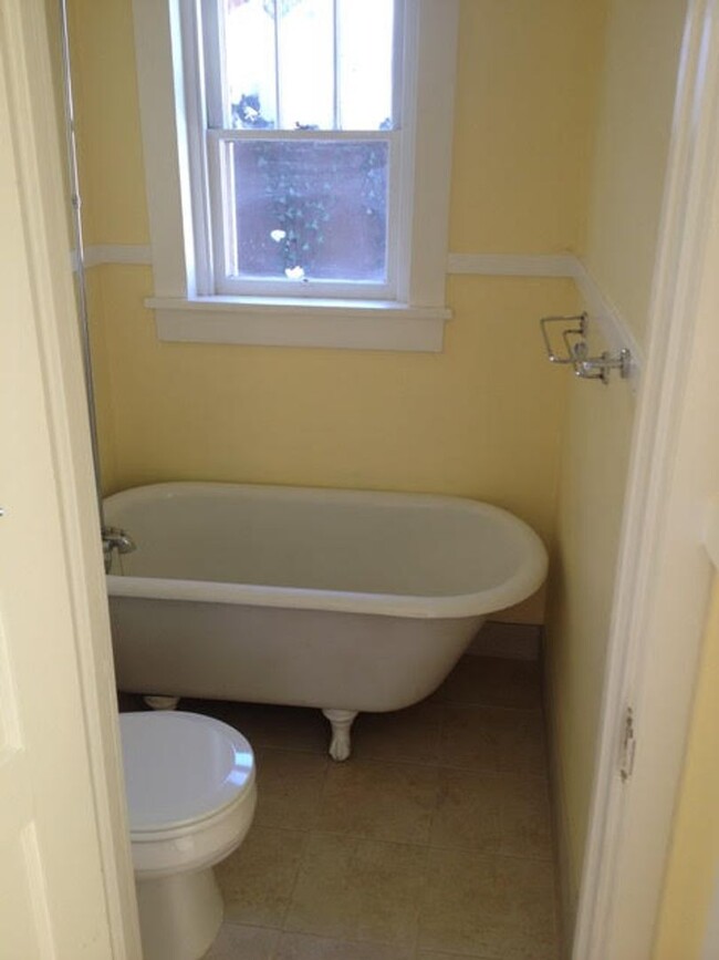Building Photo - Garden Level One Bedroom In 4-Plex Home Cl...