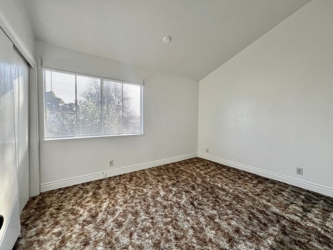 Building Photo - Apartment for Rent