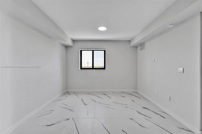Building Photo - 840 NE 130th St