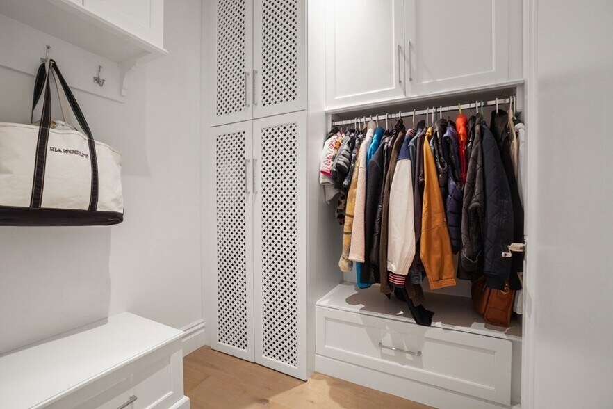 Building Photo - 32 Derne St