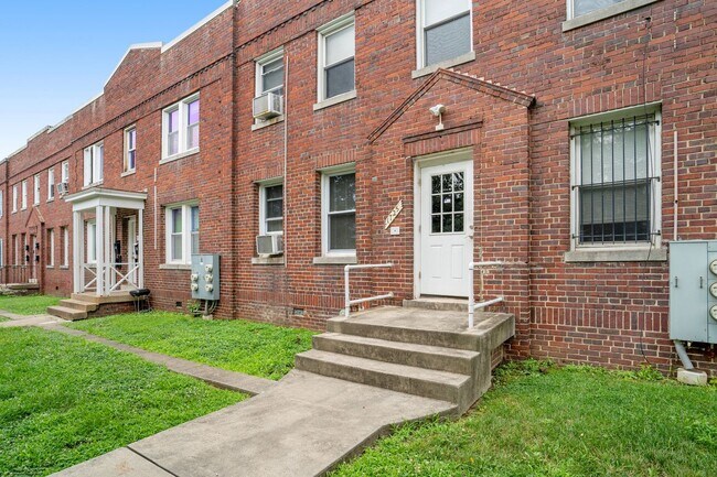 Primary Photo - Kingman Park Charming Brick Townhome - Mov...