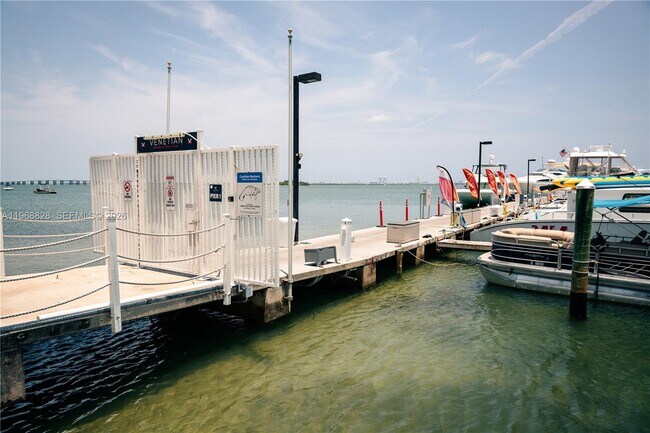 Building Photo - 1717 N Bayshore Dr