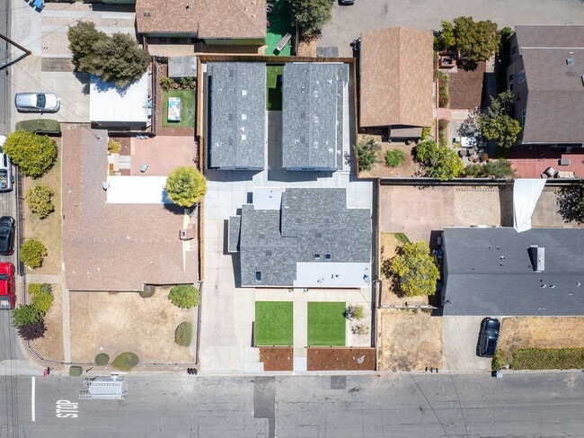 Building Photo - AVAILABLE FOR 2026-2027 SCHOOL YEAR...14 B...