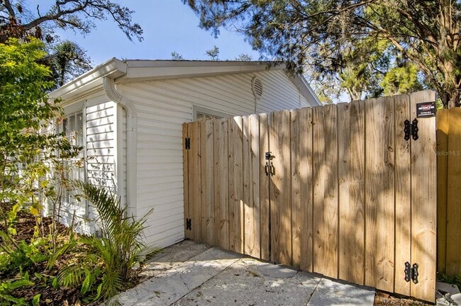 Building Photo - 815 W Lowry Ln