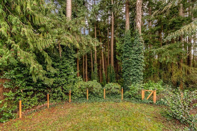 Building Photo - 6 Bedroom Home minutes from Saltwater Park...