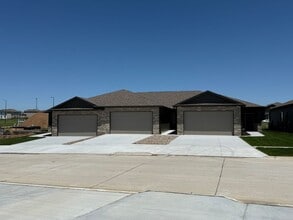 Building Photo - Brand new construction 3 bed/3 bath ranch townhome in North Lincoln