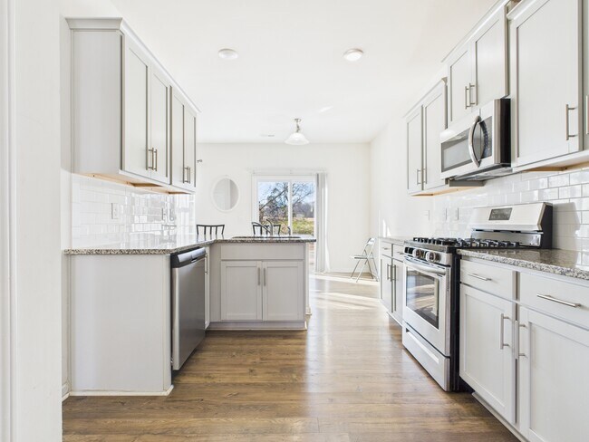 Building Photo - 2032 Highland Knoll Dr