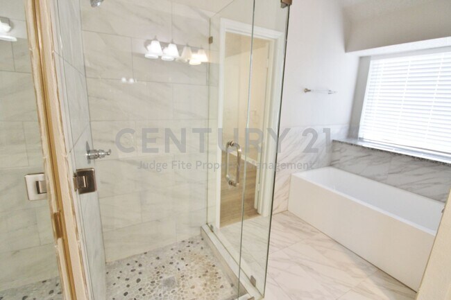 Building Photo - Spacious 2-Story 4/2.5/2 in Lancaster For Rent!