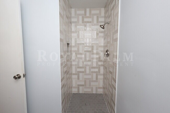 Building Photo - 2 Bed, 2.5 Bath Townhouse with Balcony, Pool & Prime Bonita Springs Location