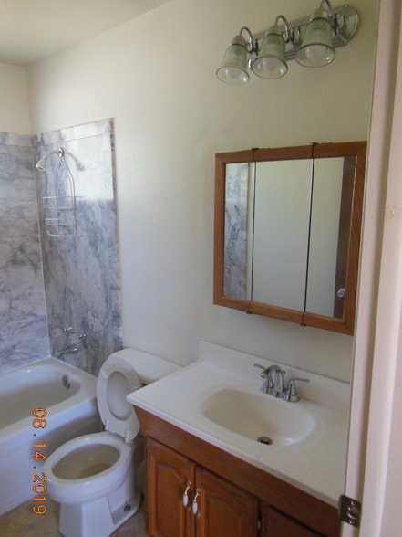 Main Bathroom - 5013 Dyer Ln