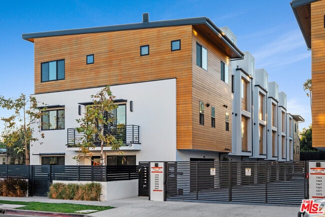 Building Photo - 5943 Pickford St