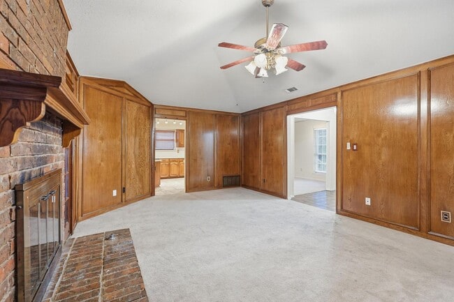 Building Photo - Charming 4 Bedroom 2.5 Bath Home In RISD!