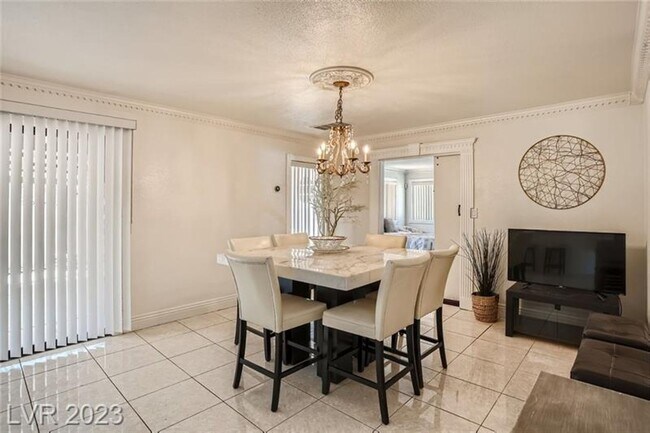 Building Photo - Fully Furnished with sparkling pool!