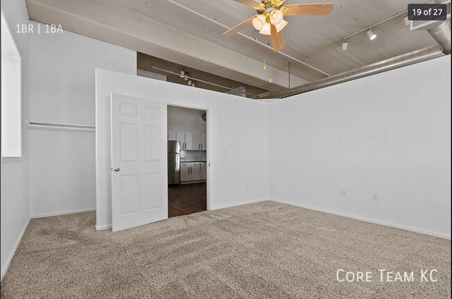 Building Photo - 320 W 7th St