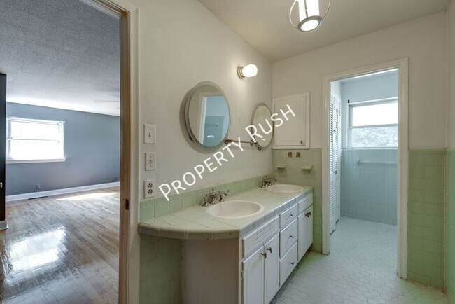 Building Photo - 303 Windmere Dr