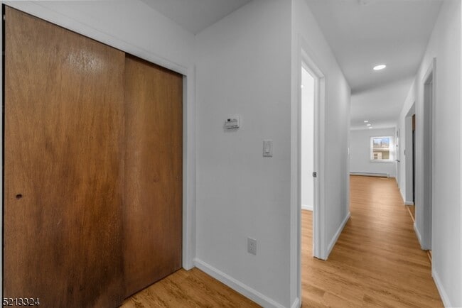 Building Photo - 520 Davis Ave